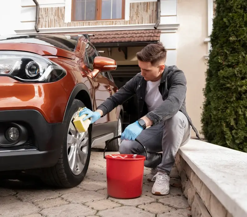 Lavage auto à domicile Saint-Julien-du-Terroux : professionnel intervenant sur un véhicule